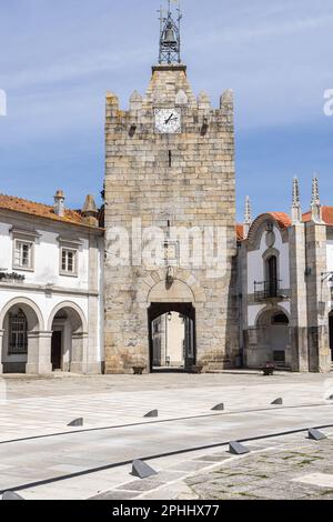 Europa, Portugal, Caminha. Antigua torre de reloj de piedra en la plaza pública de Caminha. Foto de stock