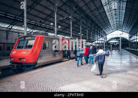 Pasajeros que salen del tren en la estación de tren de Estación do Rossio en Lisboa. Foto de stock