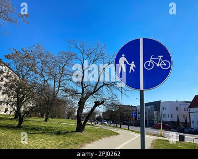 Señal de tráfico Bicicletas y peatones en el día soleado Foto de stock