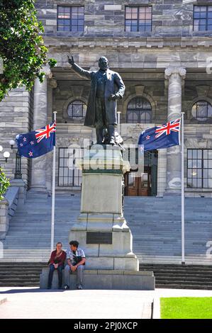 Estatua de Richard John Seddon y el edificio del Parlamento. Lambton Quay, Wellington, en la región de Wellington, Isla del Norte, Nueva Zelanda Foto de stock