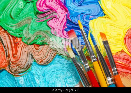 Pintura acrílica colorida abstracta y pinceles, vista superior Fotografía  de stock - Alamy