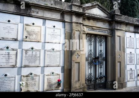 Tumba Familiar Y Tumba Del Creador De Pinocho Carlo Collodi En El Cementerio Porte Sante San