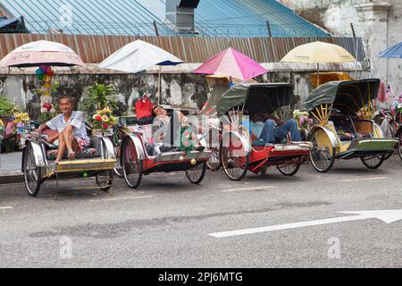 Penang, Malasia - 02 de septiembre de 2014: Parada de Trishaw vintage al lado de la carretera para el viajero de servicio en la ciudad de George, Penang, Malasia. Foto de stock