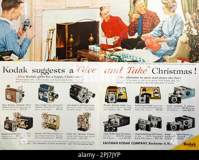 Regalos de Kodak para navidad: Cámaras, proyectores, anuncio de cámaras fotográficas en una revista NatGeo, diciembre de 1959 Foto de stock