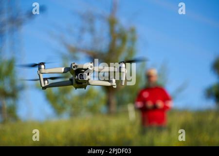 Nürtingen, Alemania - 29 de mayo de 2021: Drone dji AIR 2s. El multicopter gris es la solución todo en uno para fotógrafos y videógrafos ambiciosos. FR Foto de stock