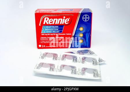 Una caja de tabletas de Rennie utilizadas para tratar la acidez estomacal y la indigestión aisladas sobre un fondo blanco Foto de stock