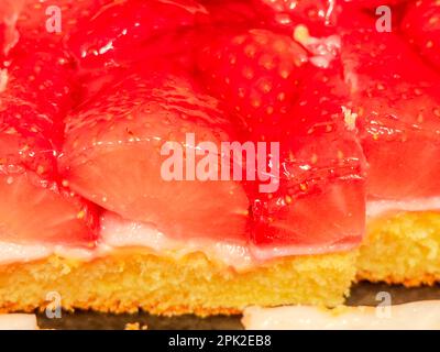 bizcocho de fresa con mermelada de fresa y crema agria Foto de stock