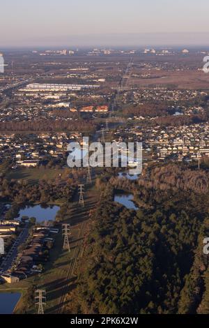 Una imagen panorámica de la ciudad de Orlando desde el cielo, zona residencial con lago, alto contraste Foto de stock