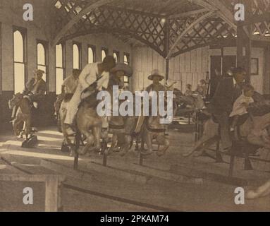 Gente montando en un carrusel] sobre 1910 por Louis Fleckenstein Foto de stock