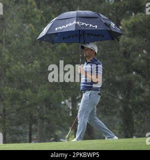 Augusta, Estados Unidos. 06th de abril de 2023. Francesco Molinari de Italia camina bajo un paraguas durante la primera ronda del torneo Masters en Augusta National Golf Club en Augusta, Georgia, el jueves 6 de abril de 2023. Foto de Bob Strong/UPI Crédito: UPI/Alamy Live News Foto de stock