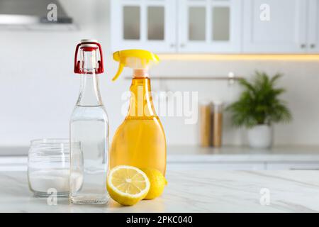 Usando bicarbonato de sodio y vinagre blanco para la limpieza en casa. Vinagre  blanco en botella de aerosol y bicarbonato de sodio en jarra de cristal  Fotografía de stock - Alamy