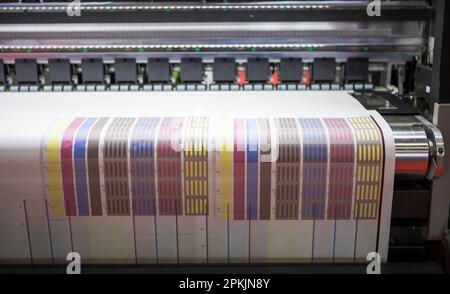 Impresora de inyección de tinta de gran jefe trabajando en vinilo azul  banner Fotografía de stock - Alamy