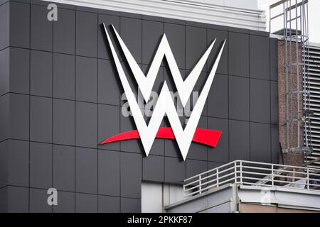 Stamford, CT - 7 de abril de 2023 : World Wrestling Entertainment, Inc. También conocido como el logotipo de WWE en el edificio de la sede corporativa en Connecticut Foto de stock