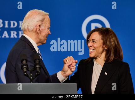 FILADELFIA, PA, EE.UU. - 3 DE FEBRERO de 2023: El presidente Joe Biden y la vicepresidenta Kamala Harris se abrazan en la reunión de invierno de DNC. Foto de stock