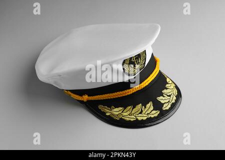 Gorro marinero con emblema de anclaje dorado sobre fondo blanco. 3D  Representación Fotografía de stock - Alamy