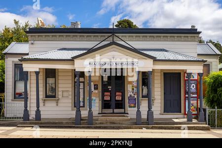Beaconsfield - Tasmania, 29 de enero de 2023: La antigua oficina de correos, ahora una agencia de noticias, construida en el apogeo del auge de la minería de oro. Este edificio auténtico es p Foto de stock