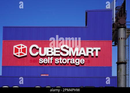 Bronx, NY - 9 de abril de 2023: Cartelera con el logotipo de logística y almacenamiento automático CubeSmart en el almacén de la ciudad de Nueva York. Foto de stock