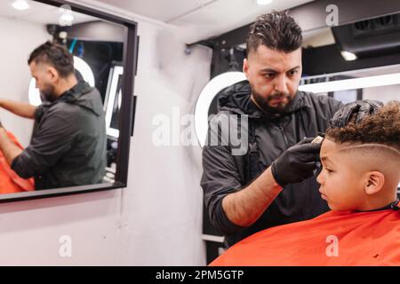 chicos de pelo de personas mixtas