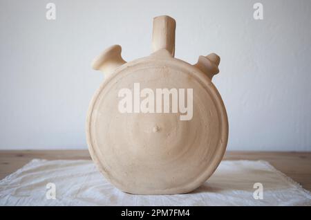 Botijo de barro blanco, jarra tradicional de barro para mantener el agua  fresca. Forma circular Fotografía de stock - Alamy