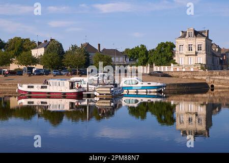 Francia, Mayenne, Chateau Gontier sur Mayenne, barcos de recreo en el muelle Foto de stock