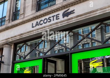 Londres. REINO UNIDO: 04.09.2023. El letrero con nombre y el logotipo de la marca de lujo francesa Lacoste en la fachada de su tienda minorista en Regent Street. Foto de stock