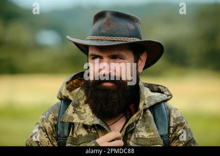 Viajero Brutal. Inconformista Maduro Con Barba En Chaqueta Militar. Hombre  De Hunter. La Temporada De Caza. Soldado Con Uniforme M Imagen de archivo -  Imagen de cazador, lifestyle: 156389827