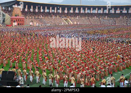 (230414) -- ASSAM, 14 de abril de 2023 (Xinhua) -- Bailarines Bihu actúan en el estadio Sarusajai en Guwahati, la ciudad principal de Assam, India, 13 de abril de 2023. El estado de Assam, en el noreste de India, ha creado historia con la mayor actuación de danza Bihu en un solo lugar, dijeron funcionarios el viernes. La actuación en el Estadio Sarusajai en Guwahati, la principal ciudad de Assam, el jueves por la noche llegó a los Récords Mundiales Guinness. Según los funcionarios, 11.304 bailarines y bateristas realizaron danza Bihu. El conjunto más grande de 2.548 tambores asameses también actuó con los bailarines break Foto de stock
