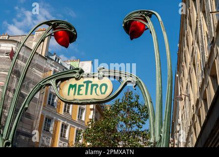 París, Francia, Detalle Entrada del metro, Señal, fuera en la calle, estación de metro Reaumur-Sebastopol, Diseño Art Nouveau: Héctor Guimard Foto de stock