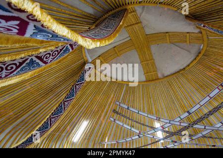 Interior de yurta kazaja. Shanyrak, un agujero redondo en la cúpula de la yurta es un símbolo de la casa. Foto de stock