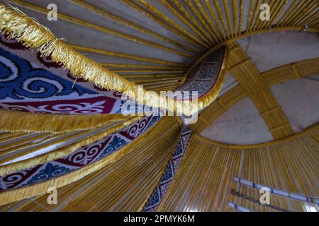 Interior de yurta kazaja. Shanyrak, un agujero redondo en la cúpula de la yurta es un símbolo de la casa. Foto de stock