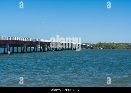 Puente de Bribie Island que cruza el paso Pumicestone, visto desde Sylvan Beach en Bribie Island, Queensland, Australia Foto de stock