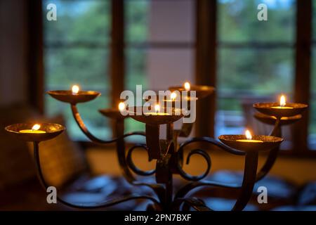 Las velas encendidas en un candelabro por la noche. Primer plano Foto de stock