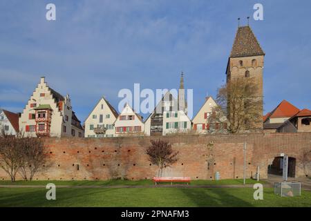 Muralla histórica de la ciudad con torre de carnicería y aguja de la catedral frente al barrio de pescadores, Ulm, Baden-Wuerttemberg, Alemania Foto de stock