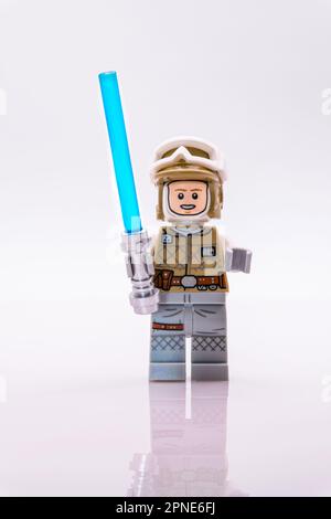 Star Wars Luke Skywalker lego minifigura de juguete con reflexión y fondo blanco Foto de stock