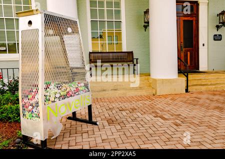 Un contenedor de reciclaje de Novelis para latas de aluminio se encuentra frente a la Biblioteca Pública de Bay Minette, el 16 de abril de 2023, en Bay Minette, Alabama. Foto de stock