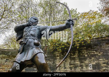 La estatua del héroe folclórico Robin Hood del escultor local James Woodford fue presentada en 1952 a las afueras del castillo de Nottingham en Nottingham, Inglaterra. Foto de stock