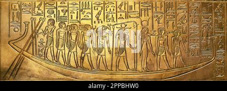 Bajorrelieve con dioses egipcios en un barco desde la tumba de Tutankamón Foto de stock