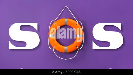 Mensaje SOS hecho de Lifebuoy y letras blancas sobre fondo violeta Foto de stock