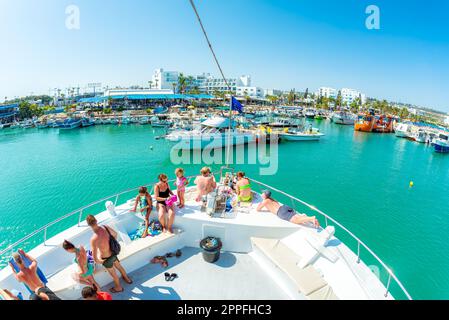 Ayia Napa, Chipre - 10 de agosto de 2022: Excursión en barco con los turistas Foto de stock