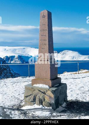 Noruega, Troms y Finnmark - Memorial del Rey Olav en la meseta del Globo del Cabo Norte Foto de stock