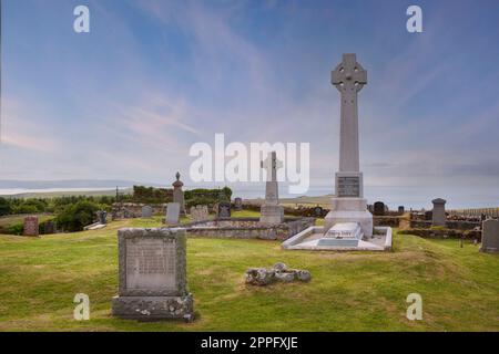 Cementerio con tumba del caballero Angus Martin cerca del Museo Skye de la Vida de la Isla, Kilmuir, Escocia Foto de stock