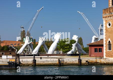 Escultura de manos unidas gigantes Construyendo puentes por Lorenzo Quinn. Exposición en Arsenale, Castello, Venecia Foto de stock