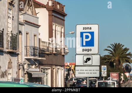 señal que indica una zona de aparcamiento de pago en tavira, portugal Foto de stock