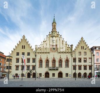LANDSHUT, ALEMANIA - MARZO 31. Turistas en el histórico ayuntamiento de Landshut, Alemania, el 31 de marzo de 2016. Landshut es la ciudad más grande de la parte baja Foto de stock