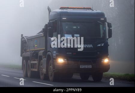 Milton Keynes, Bucks, Reino Unido, 8 de abril 2023.SCANIA P410 camión .Conducción en la niebla en un camino de campo Inglés Foto de stock