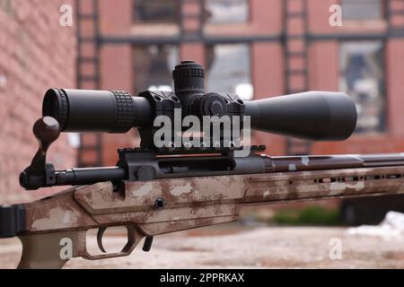 Vista de primer plano del potente rifle de francotirador moderno con vista telescópica al aire libre Foto de stock