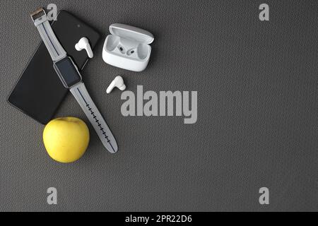 Artículos para hacer ejercicio en una esterilla de yoga como auriculares,  teléfono celular, agua, toalla y manzana para una vida saludable y  bienestar Fotografía de stock - Alamy