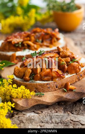 Sándwiches Chanterelle con queso, tocino y tomillo Foto de stock
