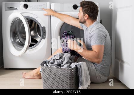 Servicio de lavandería azul cesto de ropa sucia Fotografía de stock - Alamy