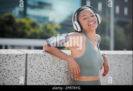 sonriente joven aptitud niña con auriculares, ejercicio en su cocina,  interior gimnasio ejercicio, escucha música mientras haciendo pilates,  formación sesión desde casa 35808721 Foto de stock en Vecteezy